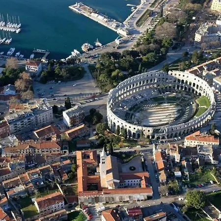 In Mit Eigenem Balkon * Pula