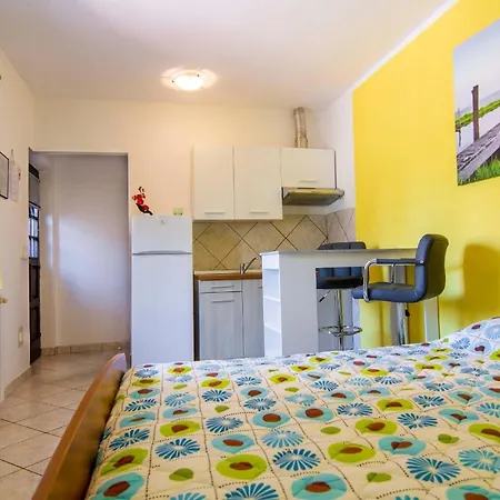 Apartment In Mit Eigenem Balkon Pula